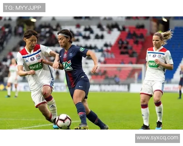 足球球星赛场边淡定吃香蕉展现幽默风采引发球迷热烈讨论